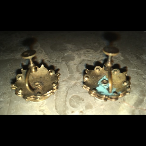 1940's Vintage Black Onyx Cameo Screw-On Earring. - Picture 5 of 8